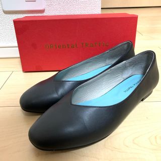 オリエンタルトラフィック(ORiental TRaffic)の【美品】Vカットフラットパンプス　オリエンタルトラフィック  ブラック　黒　42(ハイヒール/パンプス)