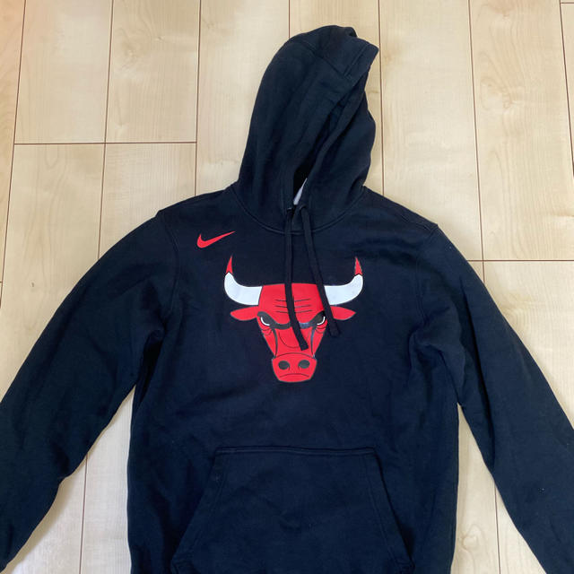 NIKE(ナイキ)のブルズ　パーカー　トレーナー　bulls NBA サイズM メンズのトップス(パーカー)の商品写真