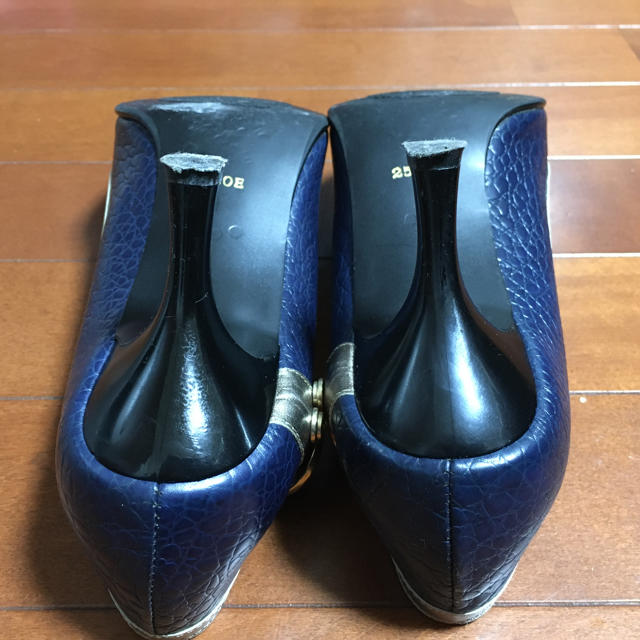 美品　本革　パンプス　ネイビー　25センチ レディースの靴/シューズ(ハイヒール/パンプス)の商品写真