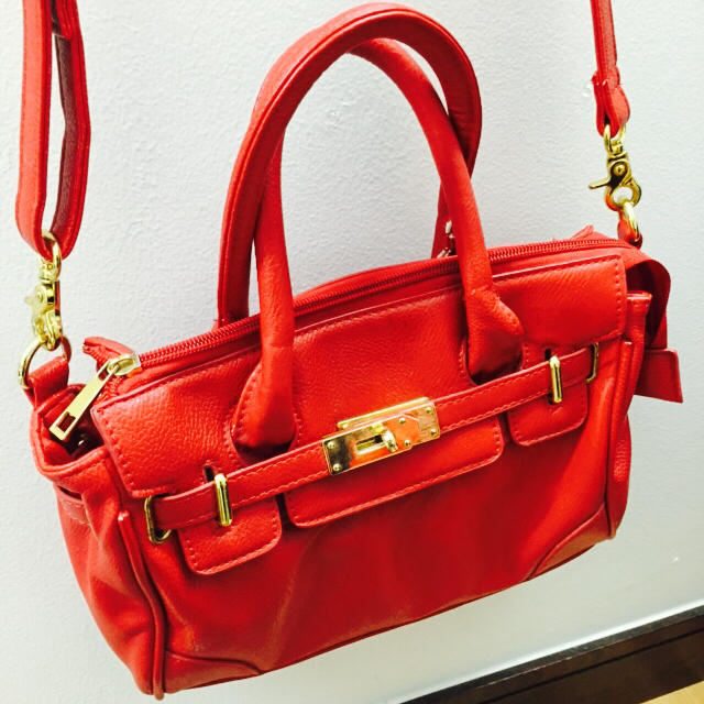 赤いショルダーバック レディースのバッグ(ショルダーバッグ)の商品写真