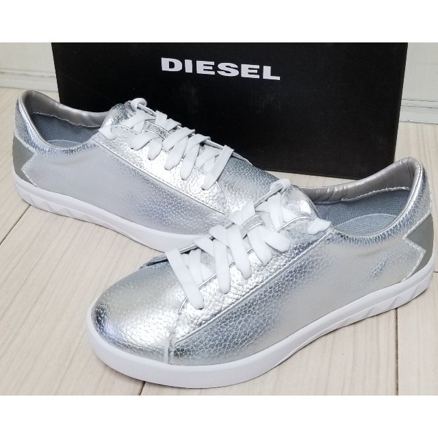 DIESEL(ディーゼル)のDIESEL★スニーカー★シルバー レディースの靴/シューズ(スニーカー)の商品写真