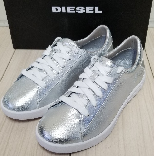 DIESEL(ディーゼル)のDIESEL★スニーカー★シルバー レディースの靴/シューズ(スニーカー)の商品写真