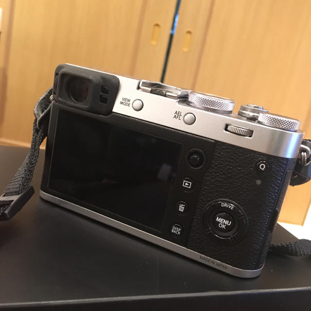 fuji film x100f シルバー 美品 silver スマホ/家電/カメラのカメラ(コンパクトデジタルカメラ)の商品写真