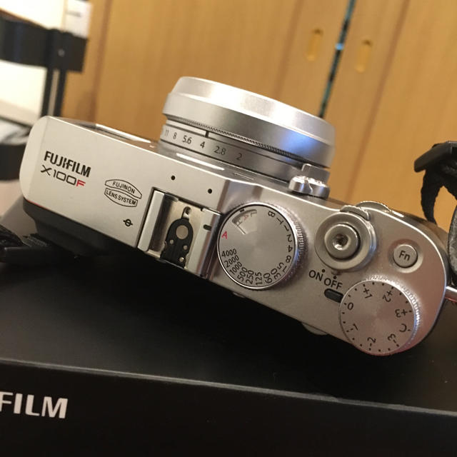 fuji film x100f シルバー 美品 silver スマホ/家電/カメラのカメラ(コンパクトデジタルカメラ)の商品写真