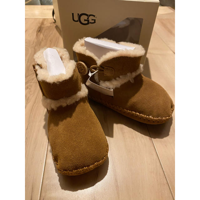 UGG(アグ)のUGG ムートンブーツ キッズ/ベビー/マタニティのベビー靴/シューズ(~14cm)(ブーツ)の商品写真