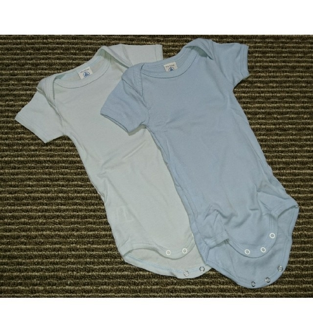 PETIT BATEAU(プチバトー)のプチバトー petit bateau半袖ボディー 水色 2枚 6m 67cm キッズ/ベビー/マタニティのベビー服(~85cm)(ロンパース)の商品写真