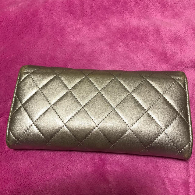 CHANEL(シャネル)のCHANEL フラップ 長財布 マトラッセ ラムスキン シルバー レディースのファッション小物(財布)の商品写真