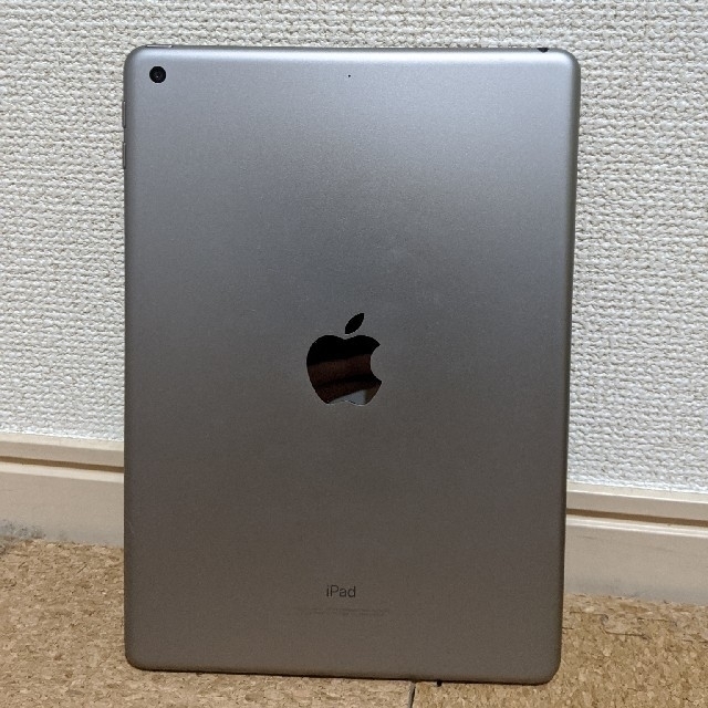 iPad(アイパッド)のiPad 第6世代128GBwi-fiモデル + ApplePencil スマホ/家電/カメラのPC/タブレット(タブレット)の商品写真