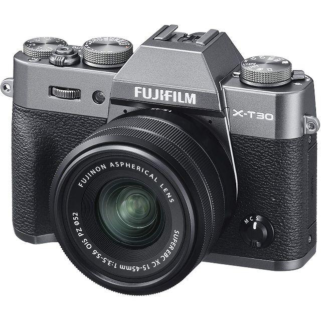 富士フイルム(フジフイルム)のFUJIFILM X-T30 15-45mmレンズキット チャコールシルバー。 スマホ/家電/カメラのカメラ(ミラーレス一眼)の商品写真