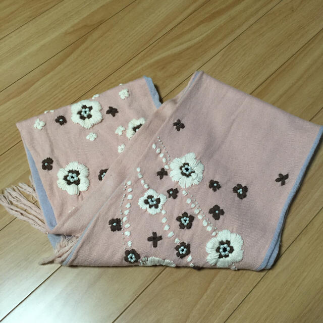 Chesty(チェスティ)のchesty フラワー刺繍マフラー レディースのファッション小物(マフラー/ショール)の商品写真