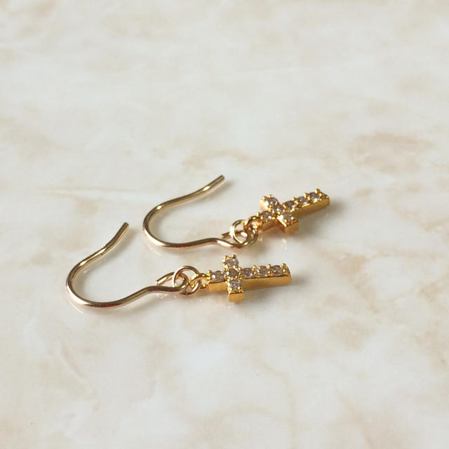 UNITED ARROWS(ユナイテッドアローズ)の14Kgf／K14gf ジルコニアクロスパヴェピアス／パヴェダイヤピアス 十字架 レディースのアクセサリー(ピアス)の商品写真