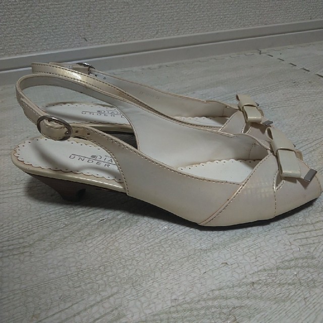 DIANA(ダイアナ)のDiane　オフホワイト　パンプス　リボン付き レディースの靴/シューズ(ハイヒール/パンプス)の商品写真