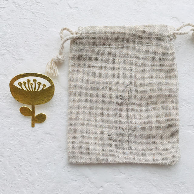真鍮　お花ブローチ（可愛い巾着付き） レディースのアクセサリー(ブローチ/コサージュ)の商品写真