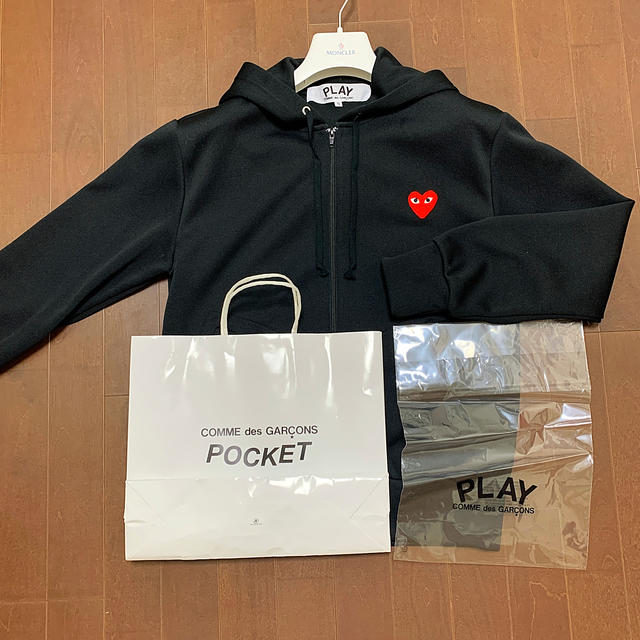 COMME des GARCONS(コムデギャルソン)のコムデギャルソン　PLAY  入手困難　ブラックパーカー　‼️ レディースのトップス(パーカー)の商品写真