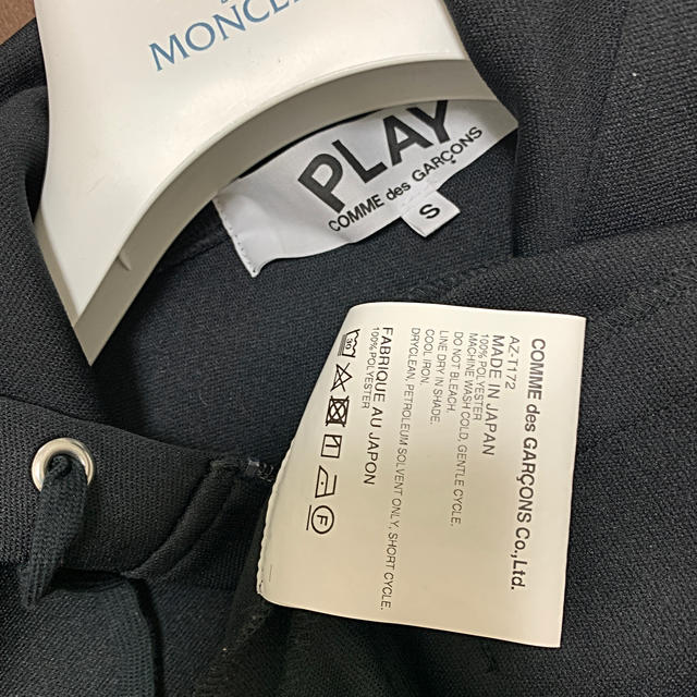 COMME des GARCONS(コムデギャルソン)のコムデギャルソン　PLAY  入手困難　ブラックパーカー　‼️ レディースのトップス(パーカー)の商品写真