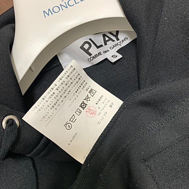 COMME des GARCONS(コムデギャルソン)のコムデギャルソン　PLAY  入手困難　ブラックパーカー　‼️ レディースのトップス(パーカー)の商品写真