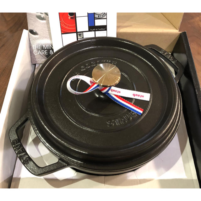 STAUB(ストウブ)のストウブ　staub ココット　ラウンド　ブラック　鍋　22 22cm インテリア/住まい/日用品のキッチン/食器(鍋/フライパン)の商品写真