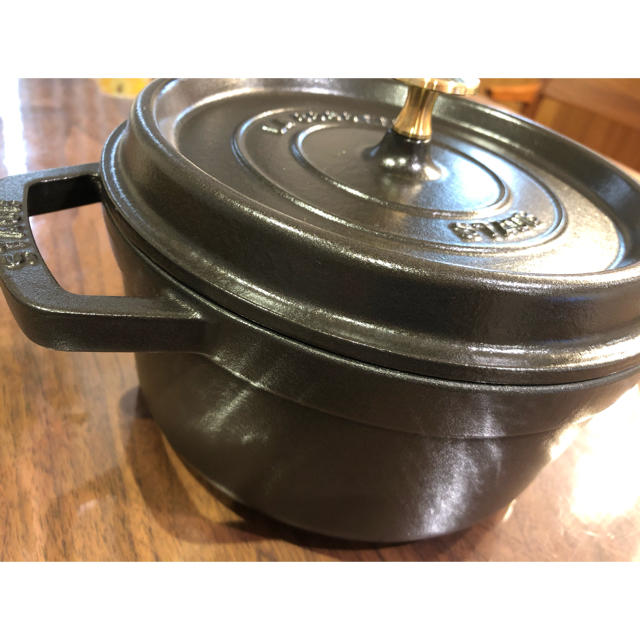 STAUB(ストウブ)のストウブ　staub ココット　ラウンド　ブラック　鍋　22 22cm インテリア/住まい/日用品のキッチン/食器(鍋/フライパン)の商品写真