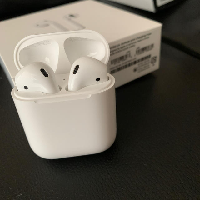 Apple(アップル)のApple純正　AirPods(MV7N2J/A)第2世代 スマホ/家電/カメラのオーディオ機器(ヘッドフォン/イヤフォン)の商品写真