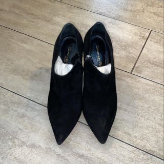 ジャンヴィットロッシ(Gianvito Rossi)の黒スエードショートブーツ(ブーティ)