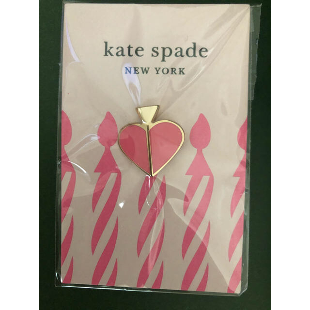 kate spade new york(ケイトスペードニューヨーク)のケイトスペード  非売品ピン エンタメ/ホビーのアニメグッズ(バッジ/ピンバッジ)の商品写真