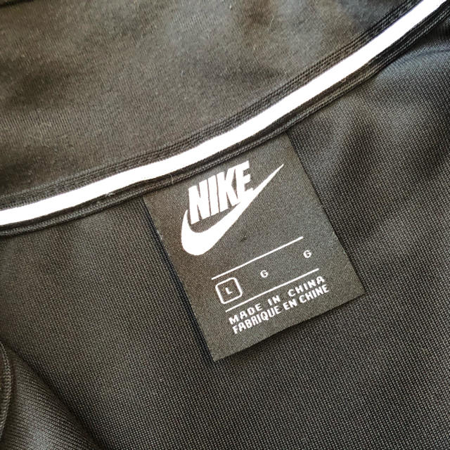 NIKE(ナイキ)のユッチリさん専用⭐︎NIKE トラックジャケット/花/ブラック レディースのトップス(パーカー)の商品写真