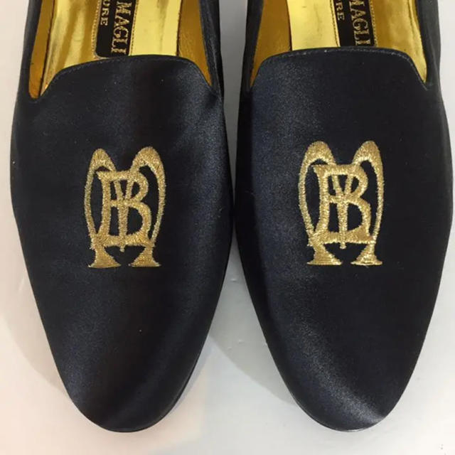 BRUNOMAGLI(ブルーノマリ)の美品 ブルーノマリ デカロゴ パンプス ブラック 23.5cm ゴールド 華やか レディースの靴/シューズ(ハイヒール/パンプス)の商品写真