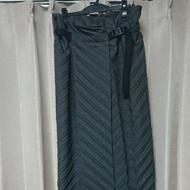 PLEATS PLEASE ISSEY MIYAKE(プリーツプリーズイッセイミヤケ)の【AYA様専用】 (美品)イッセイミヤケme グレー巻きスカート レディースのスカート(ひざ丈スカート)の商品写真