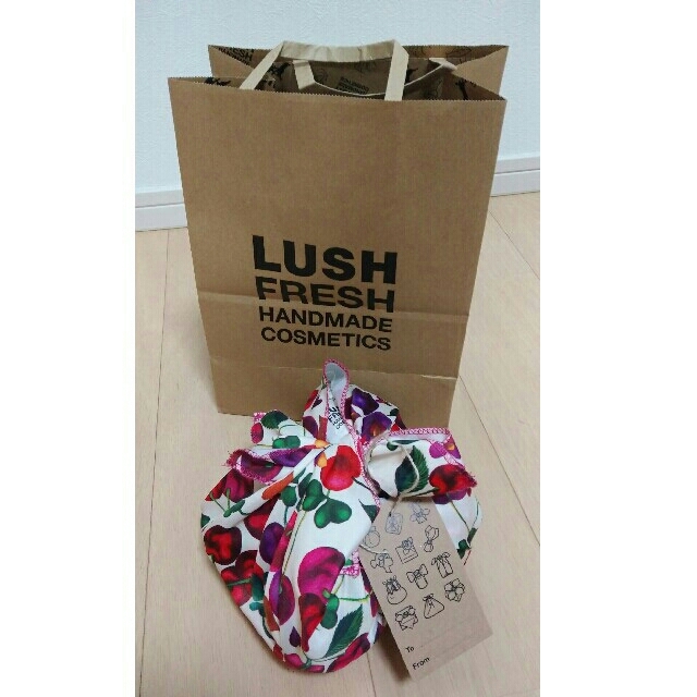 LUSH(ラッシュ)のLUSH　バスボム4個セット　ストロベリー風呂敷 コスメ/美容のボディケア(入浴剤/バスソルト)の商品写真