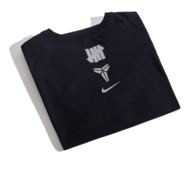 UNDEFEATED(アンディフィーテッド)のUNDEFEATED × NIKE KOBE TEE - BLACK [S] メンズのトップス(Tシャツ/カットソー(半袖/袖なし))の商品写真