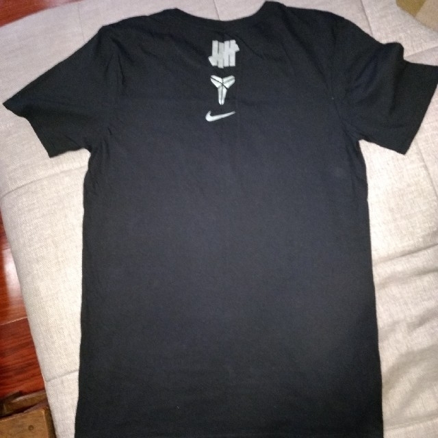 UNDEFEATED(アンディフィーテッド)のUNDEFEATED × NIKE KOBE TEE - BLACK [S] メンズのトップス(Tシャツ/カットソー(半袖/袖なし))の商品写真