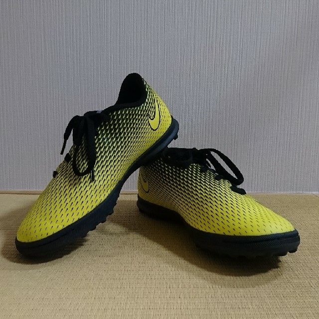 NIKE(ナイキ)のNIKE ジュニアサッカートレーニングシューズ スポーツ/アウトドアのサッカー/フットサル(シューズ)の商品写真