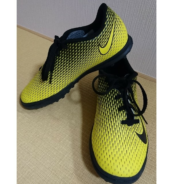 NIKE(ナイキ)のNIKE ジュニアサッカートレーニングシューズ スポーツ/アウトドアのサッカー/フットサル(シューズ)の商品写真