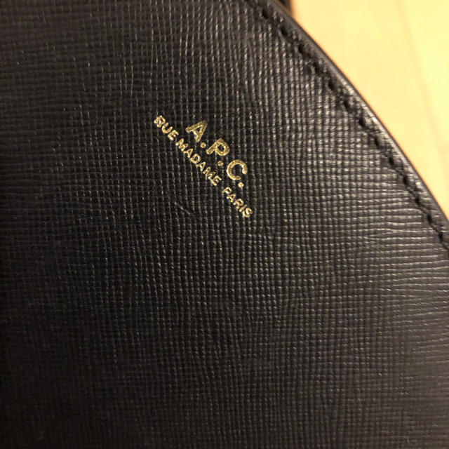 A.P.C ハーフムーン エンボス加工の通販 by キリミ's shop|アーペーセーならラクマ - A.P.C アーペーセー 在庫あお得