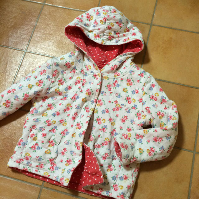 Cath Kidston(キャスキッドソン)のキャスキッドソンリバーシブルパーカー キッズ/ベビー/マタニティのベビー服(~85cm)(ジャケット/コート)の商品写真