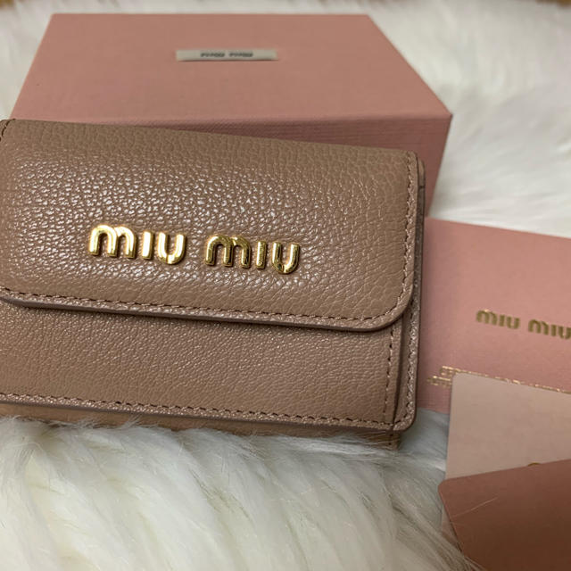 miumiu(ミュウミュウ)の【新品】miumiuコンパクトウォレット　ベージュ レディースのファッション小物(財布)の商品写真