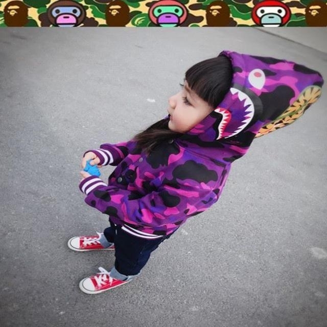 A BATHING APE(アベイシングエイプ)のBAPE KIDS COLOR CAMO MILO SHARK VARSITY キッズ/ベビー/マタニティのキッズ服女の子用(90cm~)(ジャケット/上着)の商品写真