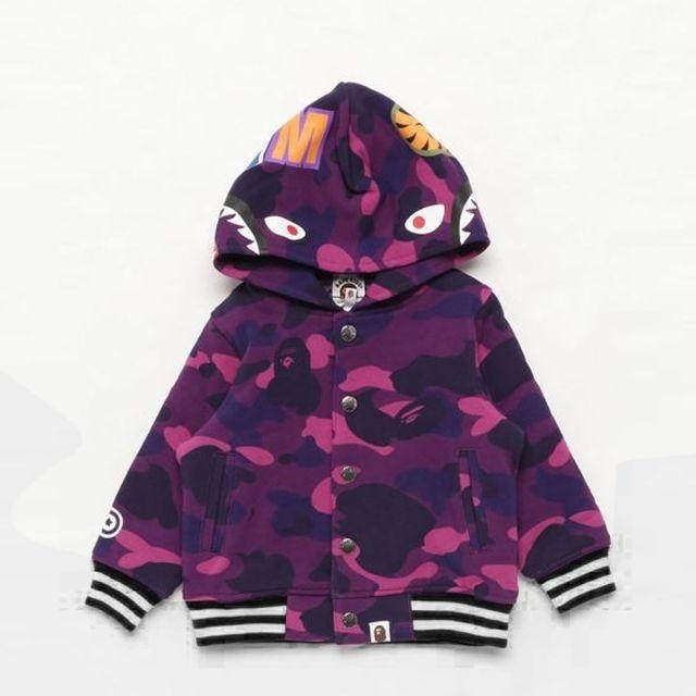 A BATHING APE(アベイシングエイプ)のBAPE KIDS COLOR CAMO MILO SHARK VARSITY キッズ/ベビー/マタニティのキッズ服女の子用(90cm~)(ジャケット/上着)の商品写真