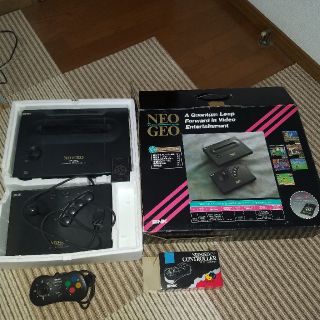 ネオジオ(NEOGEO)のネオジオ本体(ジャンク品)とメモリーカードとコントローラーのセット(家庭用ゲーム機本体)