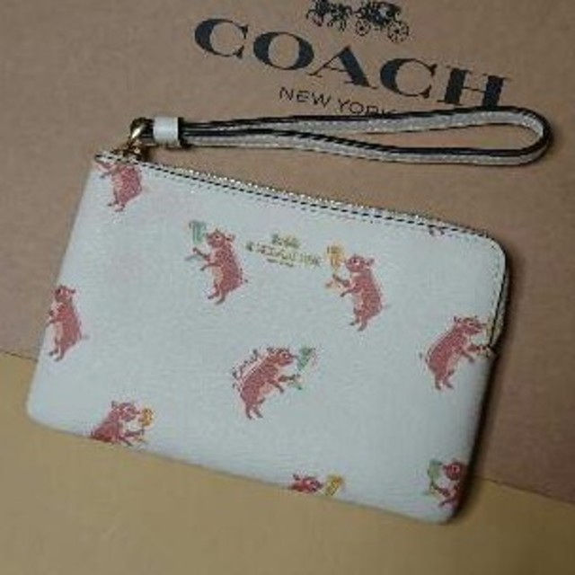 COACH(コーチ)のコーチ　ホワイト&アニマル柄　新作　リストレットポーチ　クラッチバッグ　新品 レディースのファッション小物(ポーチ)の商品写真