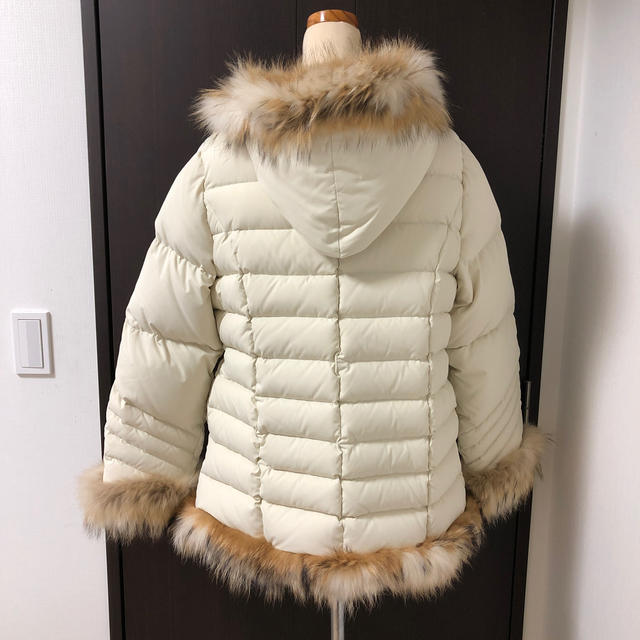 Max Mara(マックスマーラ)の《美品》白ダウン/ホックスファー/L L レディースのジャケット/アウター(ダウンジャケット)の商品写真