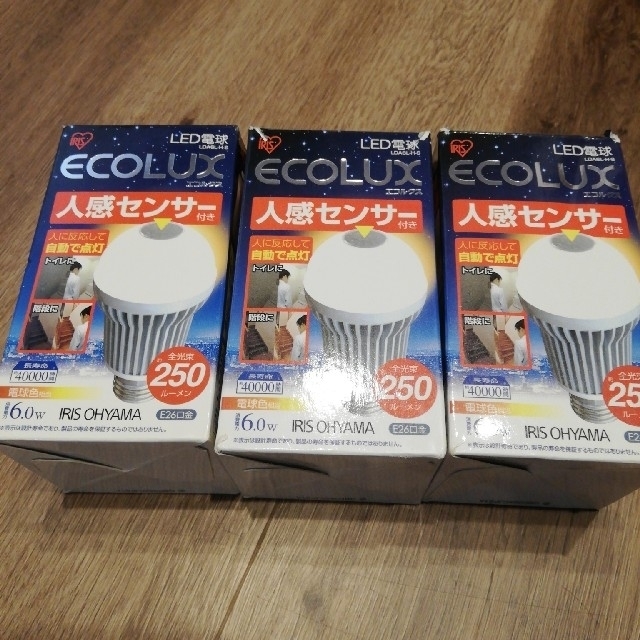 アイリスオーヤマ(アイリスオーヤマ)の3個セット　ECOLUX エコルクス　人感センサー付きライト　LED電球 インテリア/住まい/日用品のライト/照明/LED(蛍光灯/電球)の商品写真