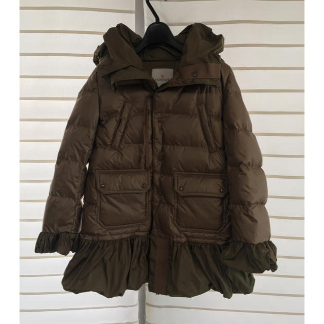 MONCLER(モンクレール)の【最終価格】MONCLER モンクレール SERI  セリ  sacaiコラボ　 レディースのジャケット/アウター(ダウンコート)の商品写真