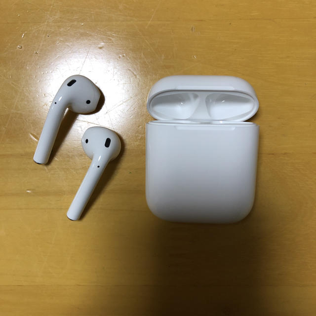 Apple(アップル)のエアーポッズ シリコンケース付き スマホ/家電/カメラのオーディオ機器(ヘッドフォン/イヤフォン)の商品写真