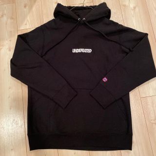 アンディフィーテッド(UNDEFEATED)のUNDERFEATED プルオーバー　パーカー　Mサイズ(パーカー)