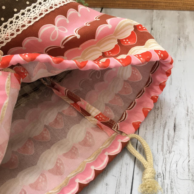 お弁当コップ袋セット　いちごケーキ　ピンク×ブラウン キッズ/ベビー/マタニティのこども用バッグ(ランチボックス巾着)の商品写真