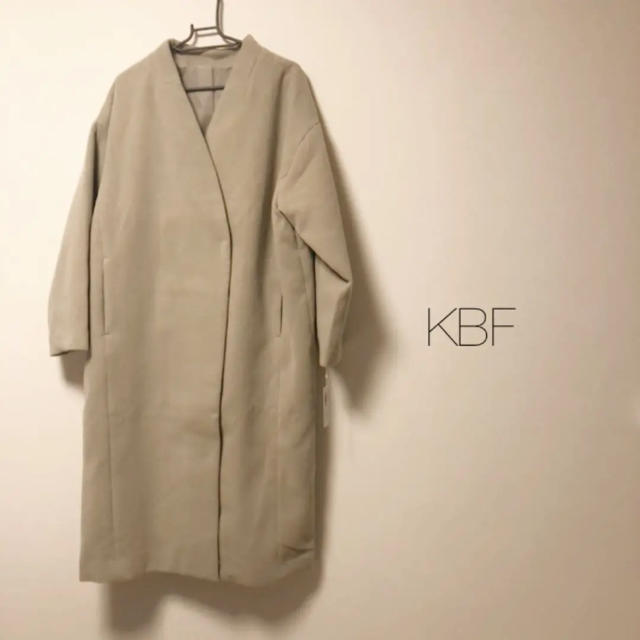 KBF  コート　ロングコート　ノーカラーコート　Ｖネック　ホワイト