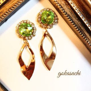 ライトグリーンビジュー×リーフ型ウェーブフープピアス/イヤリング(ピアス)