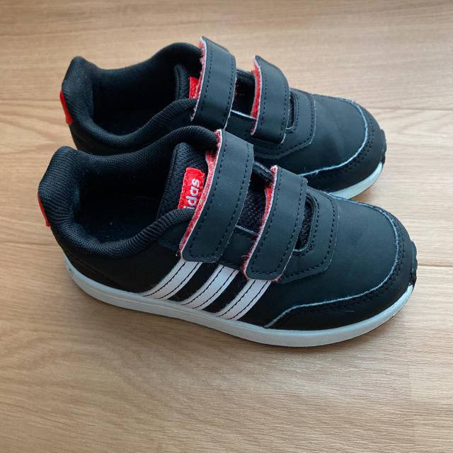 adidas(アディダス)のキッズスニーカーアディダス黒16cm キッズ/ベビー/マタニティのキッズ靴/シューズ(15cm~)(スニーカー)の商品写真