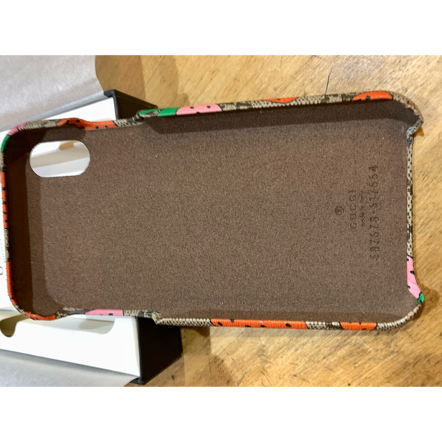 Gucci(グッチ)のgucci iPhoneケース　イチゴ柄 スマホ/家電/カメラのスマホアクセサリー(iPhoneケース)の商品写真